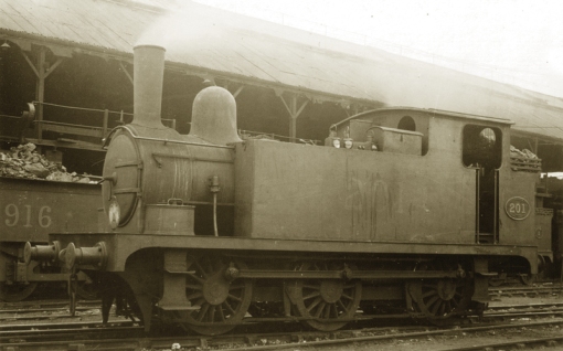 Photo: No.201 of Order G47 represents the final form of the R24 shunters. Ex-Works on 8 December 1899 and released to traffic ten days later it’s seen here in mid-1921 having been rebuilt in 1915, but in almost the same condition as when first built with continuous handrails, flat-topped tanks (no condensing apparatus) and the McAllan variable blastpipe crank and operating rod on the smokebox. The only ‘out-of-period’ differences being the heavy smokebox door (fitted 1915) and the bars over the rear spectacles (fitted from c1910). The livery is post-War grey with Train Control numbers on the tank sides. Who said pre-Group locos were all shiny? Photo © Public Domain.
