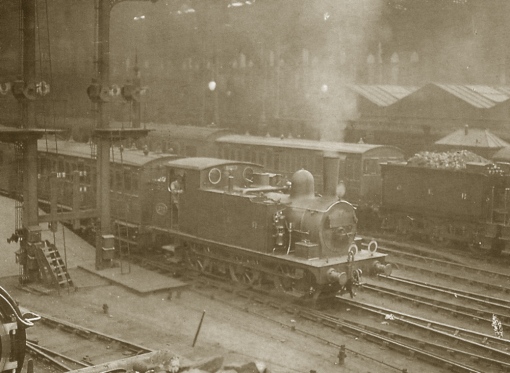 R24R no.372, rebuilt in January 1905, prepares to leave platform 10 at Liverpool Street with an ECS working to Temple Mills. No.372 was from the N33 batch of 1894 with integral condensing chambers, and the new widened chambers extending to the tank sides can be seen. Photograph © Public Domain.