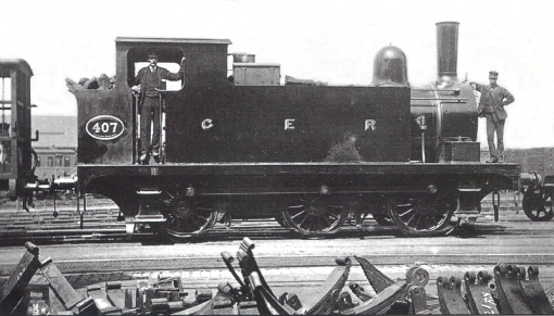 No.407 from Order B26 of 1890 was ex-Works on 26 November 1890 and released to traffic on 15 December. As seen here it represents Holden’s improved shunting loco, based on the T18 with the changes noted in the text above. Here at last is proof that the early experiments with steel inner fireboxes didn’t force the safety valves off the firebox onto the back ring of the boiler – the details on the number plate proves the loco hasn’t been rebuilt and the shrouded Ramsbottom valves are firmly seated in their original position. The Worsdell blower has the operating rod separate to the handrail, passing over the top of the tank, and the 15 spoke unbalanced wheels with an 11” crank throw require the same 1½” drop sections in the brake pull rods as the T18 class. Worsdell’s parallel buffer casings of 1882 are fitted. The toolbox has been moved to the drivers side, and looks pretty filthy, and there’s a conical re-railing jack up on the tank top – de rigueur for shunters as some of the permanent way in the GER sidings could be ‘interesting’.  A nice mix of buffed paintwork and working grime. Photo © Public Domain.