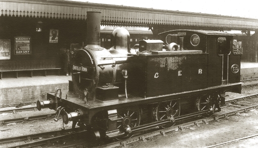 From the original R24 series of 1890, no. 335 was one of the 1903 rebuilds with 4" tank extensions and the new four-column Ramsbotton safety valves still on the firebox. The condensing chambers are the ones it was fitted with in 1893 and are in the same position, so now lie inboard of the tank edge. The Macallen blastpipe and condensing cranks and operating rods are clearly seen on the smokebox, and the loco retains the separate handrails. The square diamonded board on the nearest lampiron indicates the loco is not to be moved. photo © Public Domain.