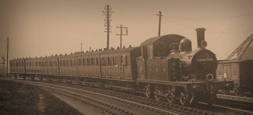 In April 1913, no.1302 was sent to Southend to trial two-carriage trains in the newly-expanding residential area of Southend, stopping at a number of proposed halts - a pre-courser to the auto-train trials the following year. The experiment was short-lived and no.1302 is seen here later the same year back in the East End on a Canning Town service with six-four-wheeled suburban carriages. The two green discs with white rims indicate the train originated at Victoria Park. Photo ©Public Domain